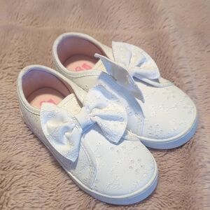 OshKosh B'gosh White Dress Shoes with Bow